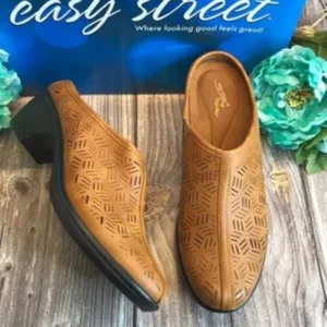 Easy Street Caitlyn Brown Perforated Mules 9.5N