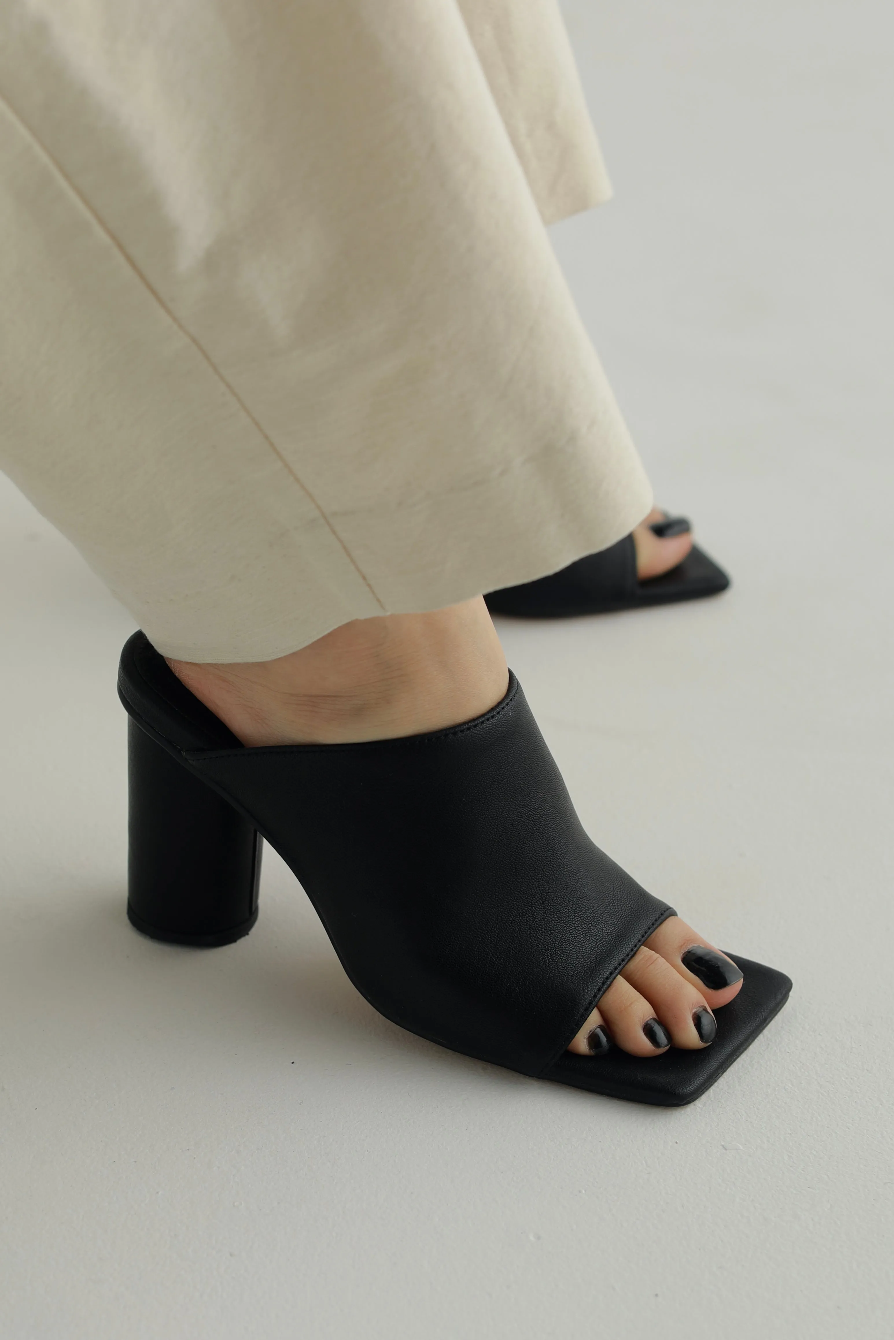 square toe mule