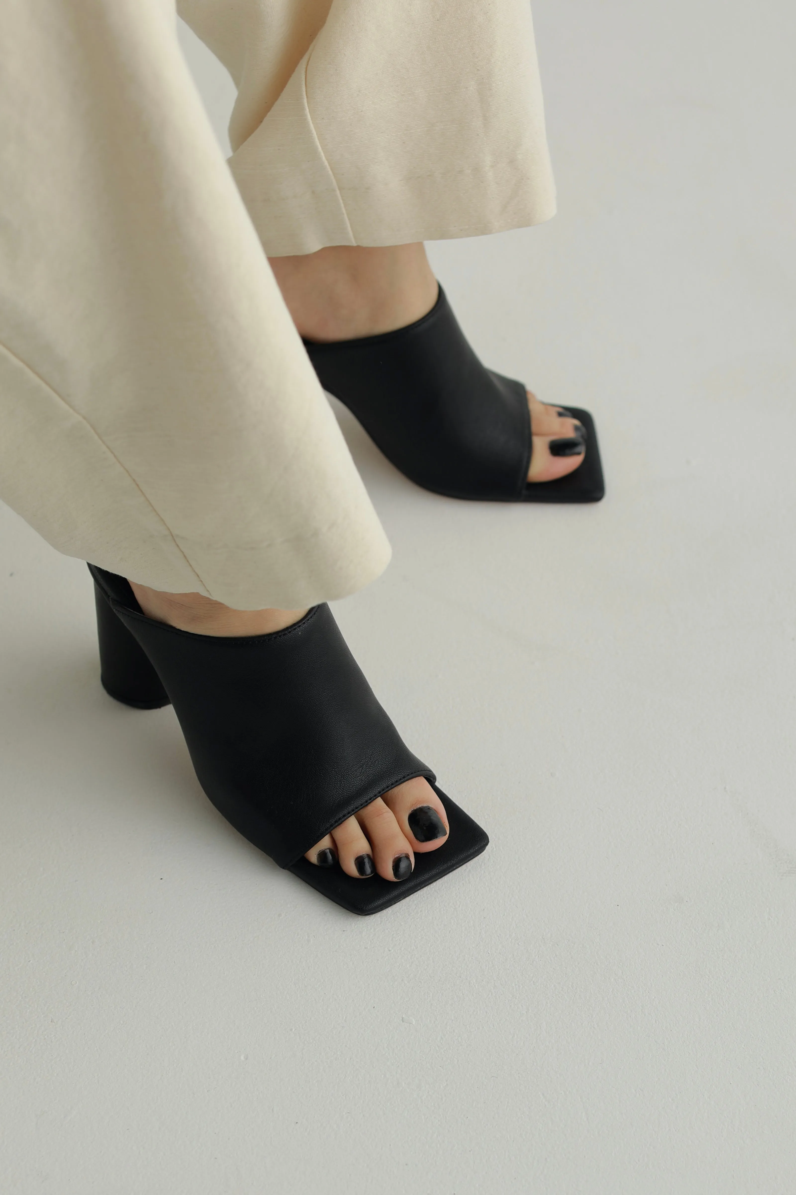 square toe mule