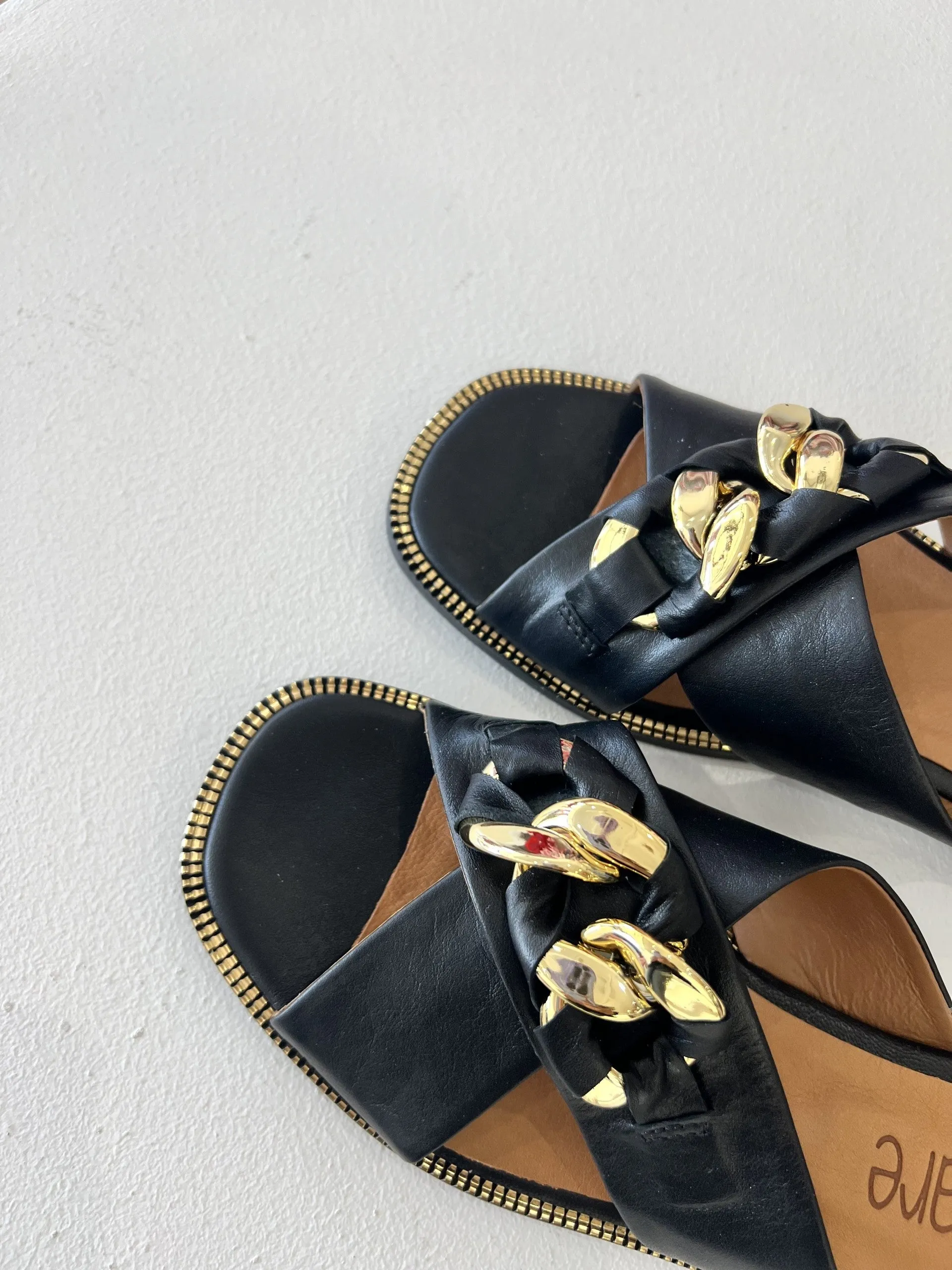 TANDI LEATHER SLIDE || BLACK/GOLD