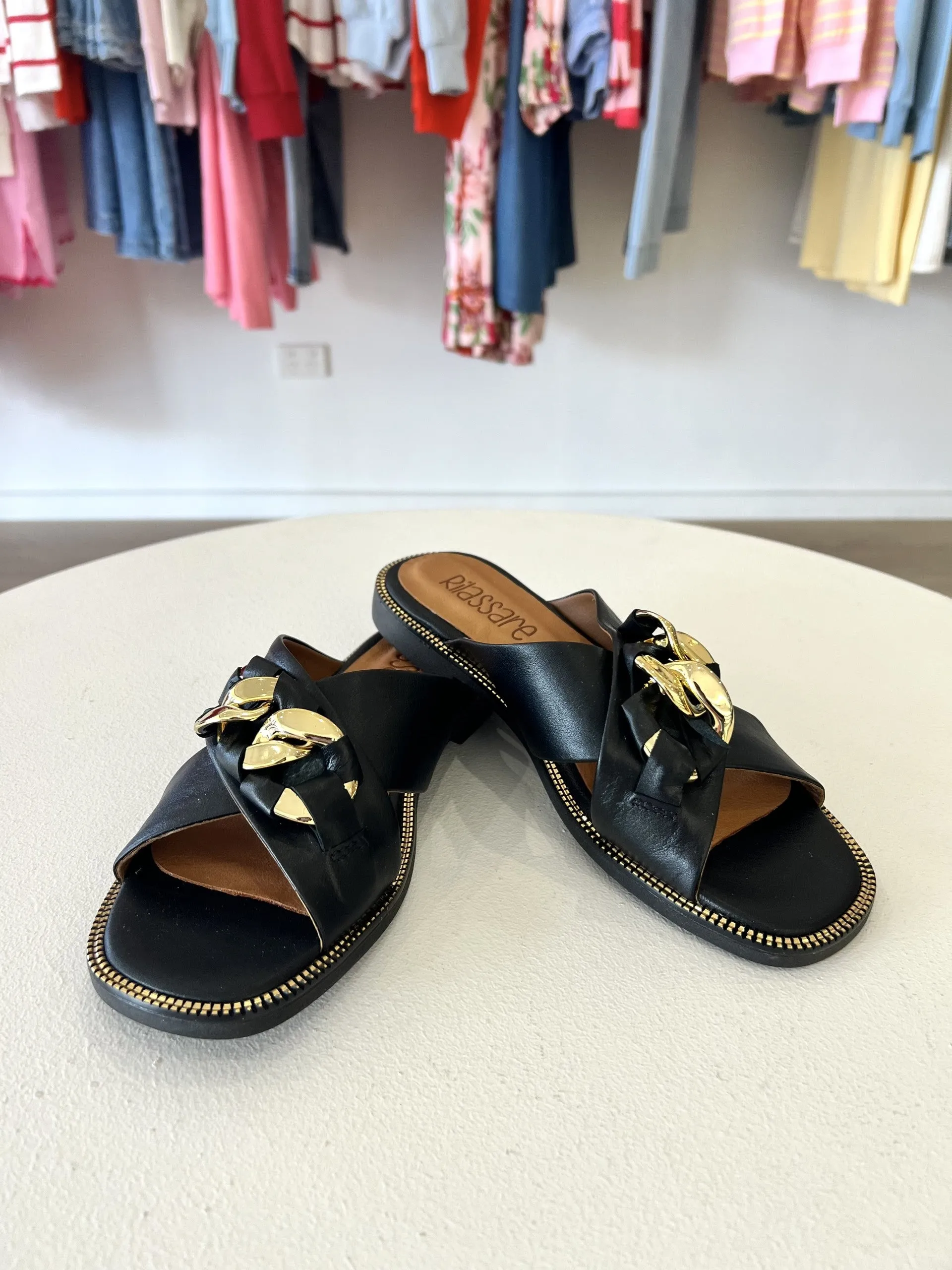 TANDI LEATHER SLIDE || BLACK/GOLD