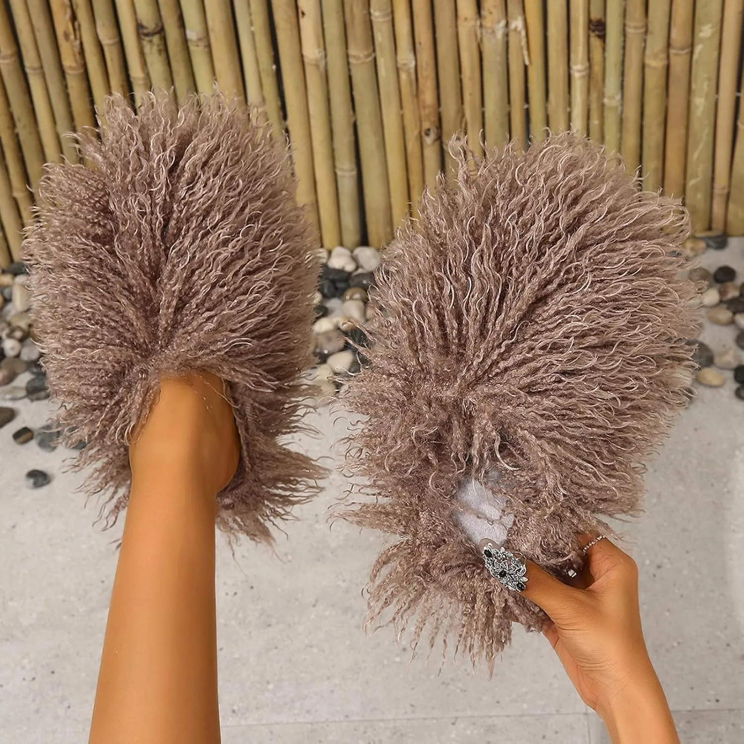 Unisex Fuzzy Faux Fur Slippers, Women's Fluffy Long Hair Sheep Faux Fur Slip on Slides, Girls Luxury Big Fluffy Outdoor Flat Slippers, Long Curly Hair Non-Slip Warm Home Slide Shoes